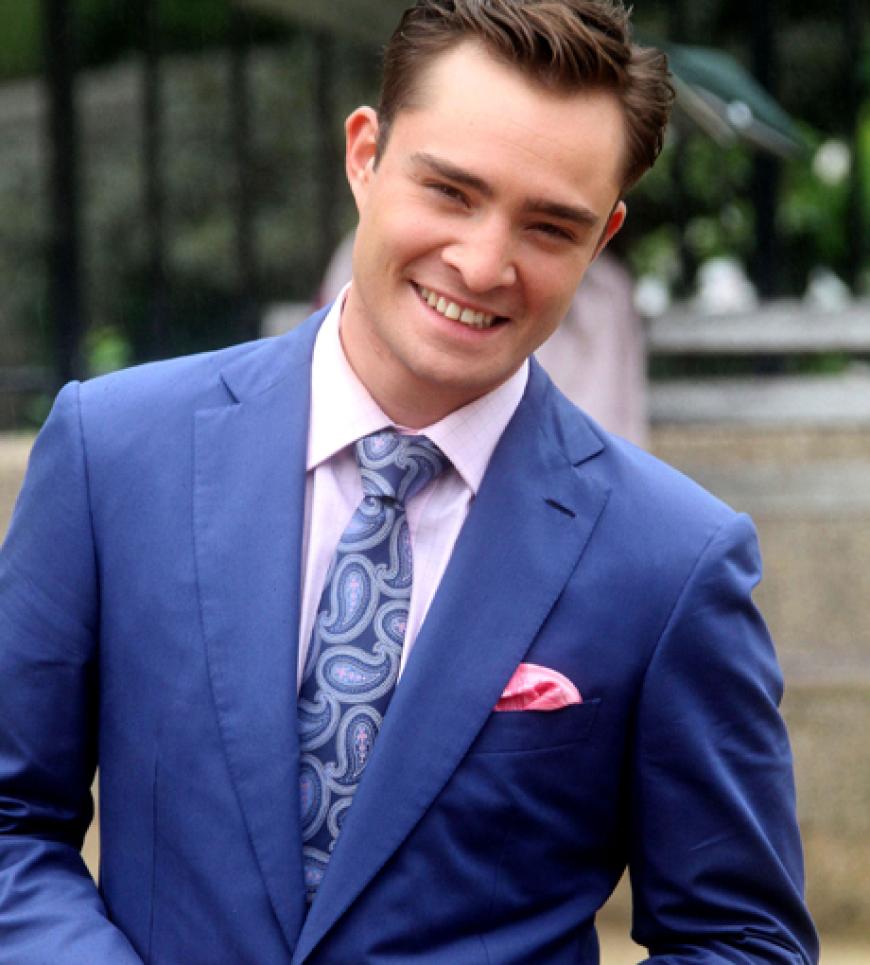 Sein Lächeln verzaubert die Frauenwelt - kein Wunder, dass in der Serie Ed Westwick die Herzen reihenweisen zufliege