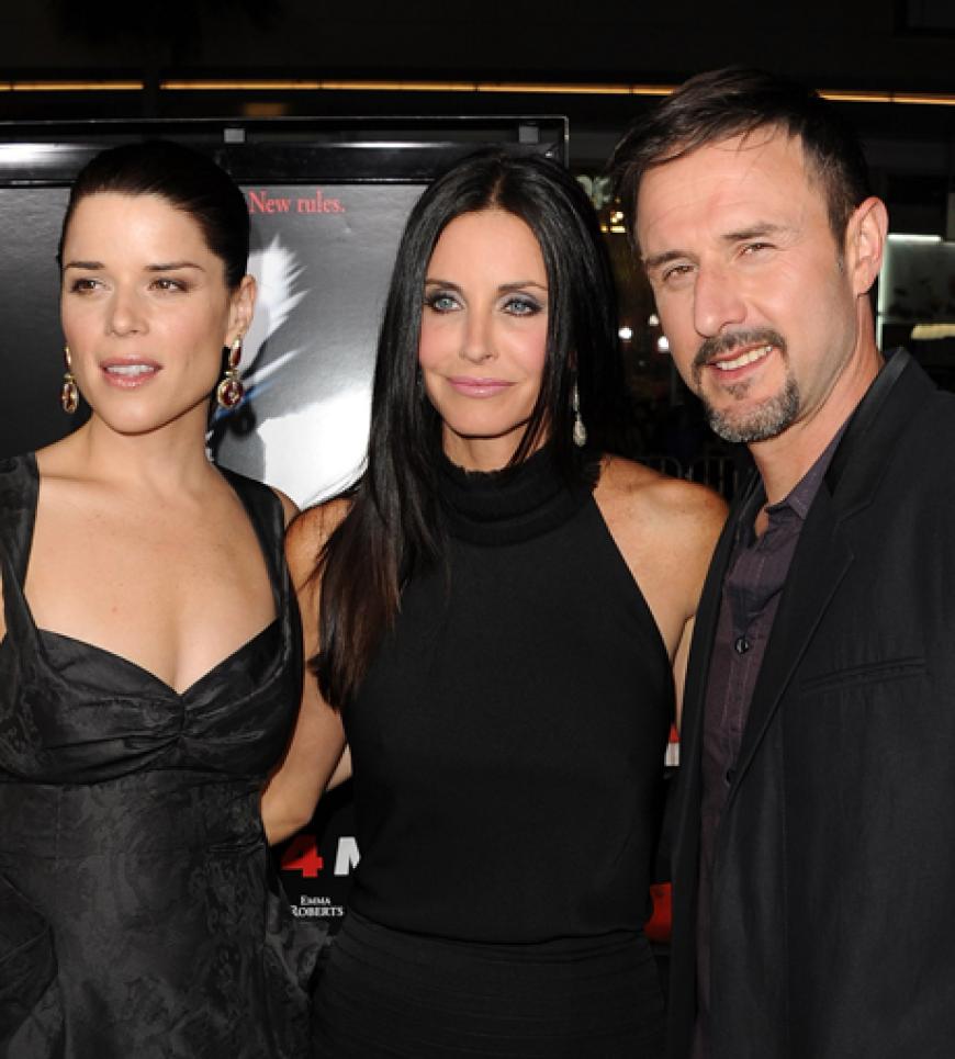 Wiedervereint? Courteney Cox zeigte sich gemeinsam mit ihrem (Noch-)Ehemann David Arquette auf dem roten Teppich. Neve Campbell gesellte sich für ein Foto zu den beiden