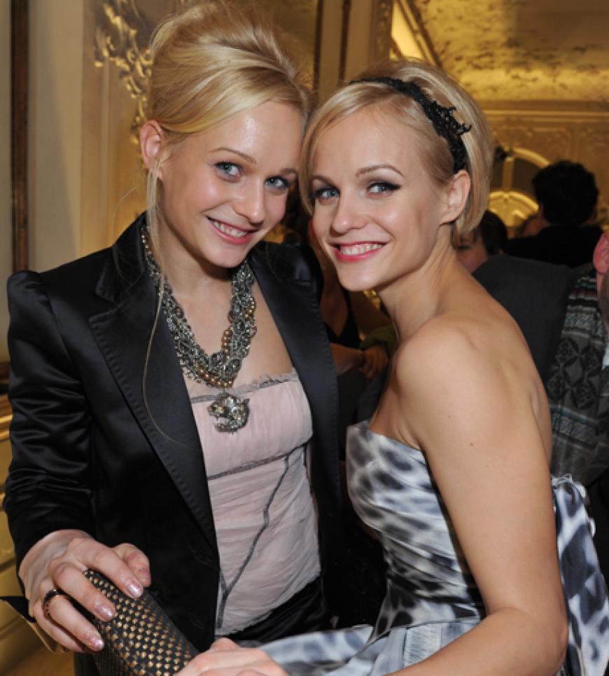 Doppeltes Lottchen: Mirjam Weichselbraun mit ihrer Zwillingsschwester Melanie Binder