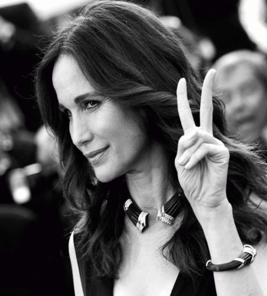Andie MacDowell glamourös in schwarz-weiß bei der Premiere von