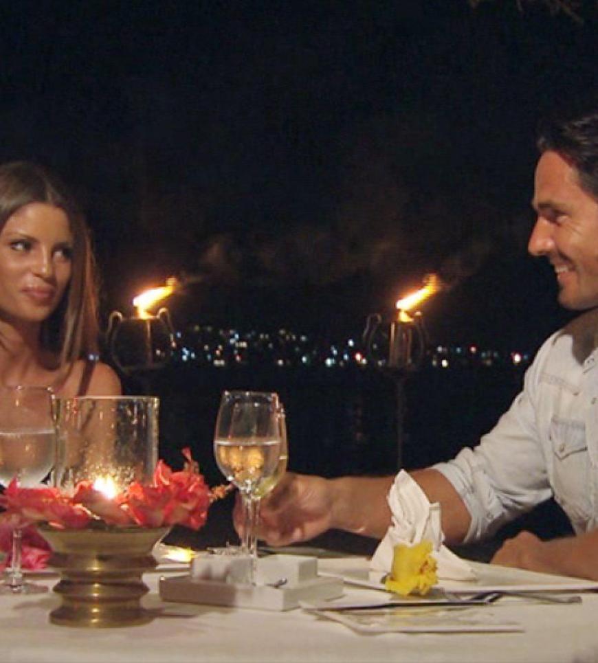 Beim Candle-Light-Dinner knistert es zwischen den beiden