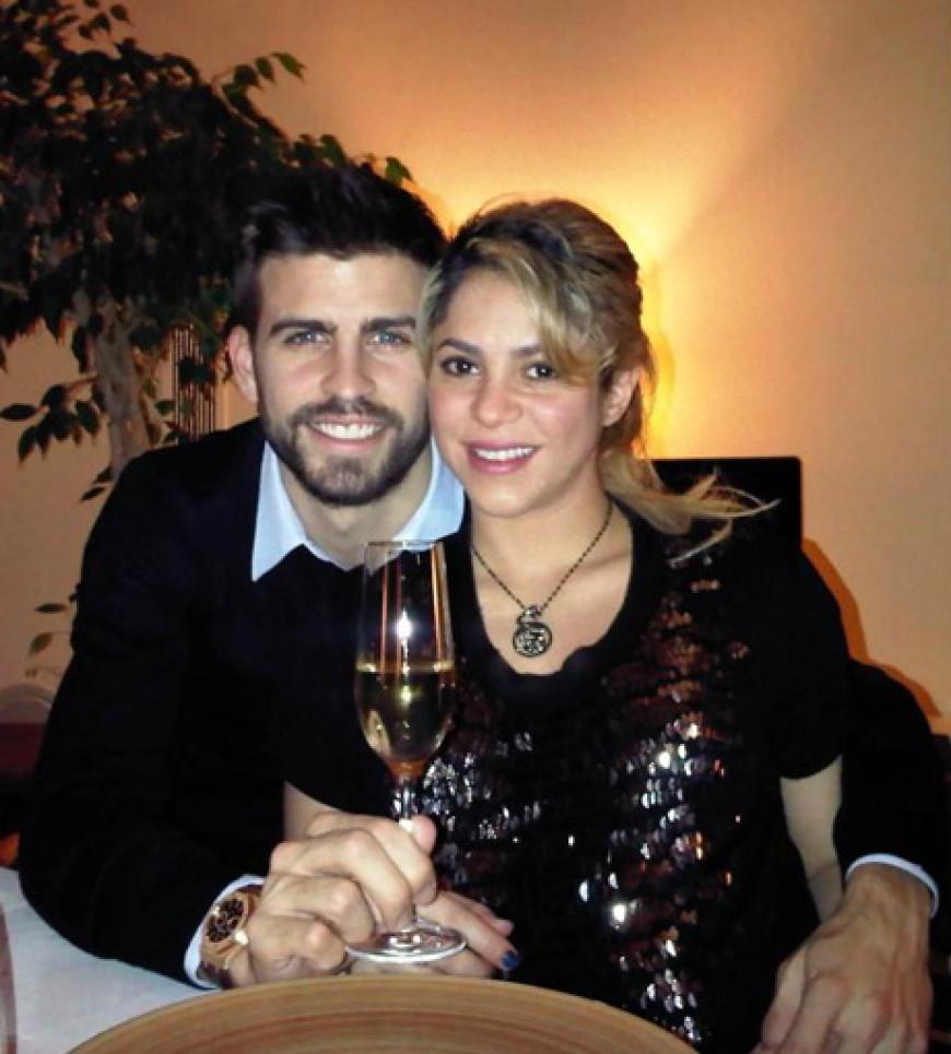Happy New Year! So fröhlich rutschten die Promis in das Jahr 2013. Die schwangere Shakira feierte ganz gemütlich zu Hause mit ihrem Freund Gerard Piqué und wünscht allen ein frohes neues Jahr