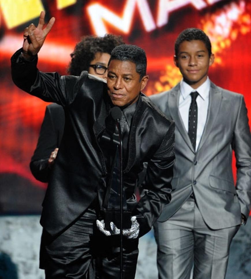 Jermaine Jackson nimmt den Preis für seinen verstorbenen Bruder Michael entgegen. Insgesamt gewann der