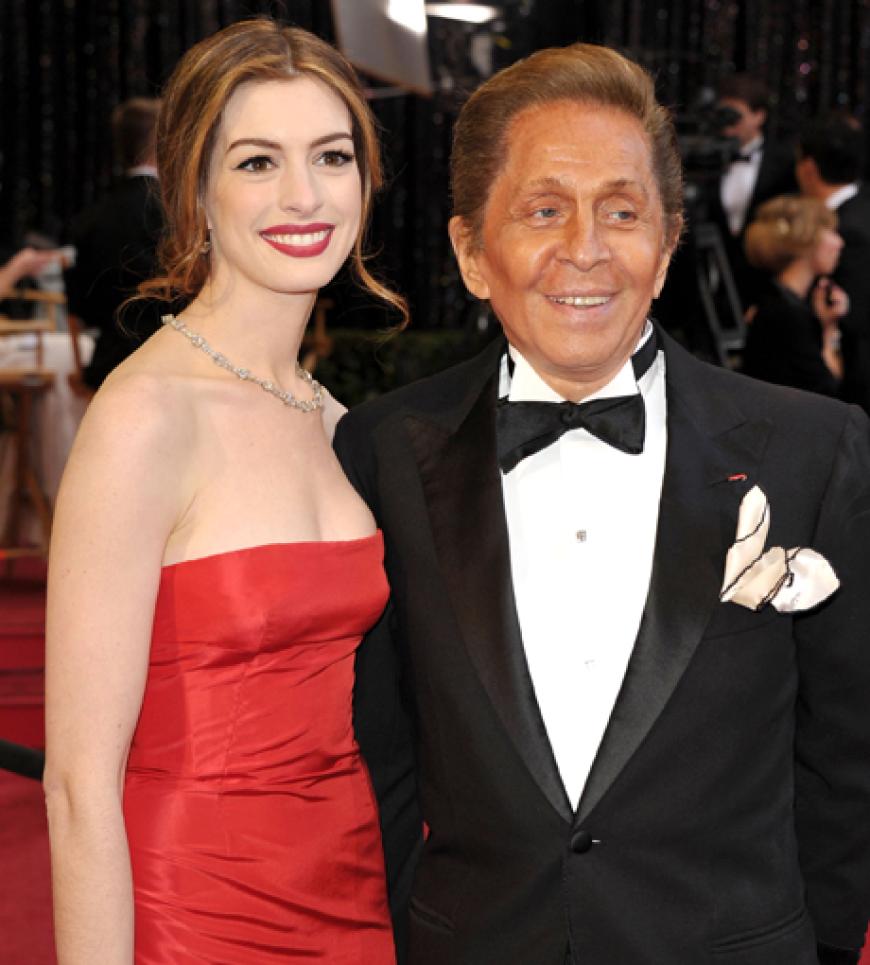 Anne Hathaway mit Designer Valentino