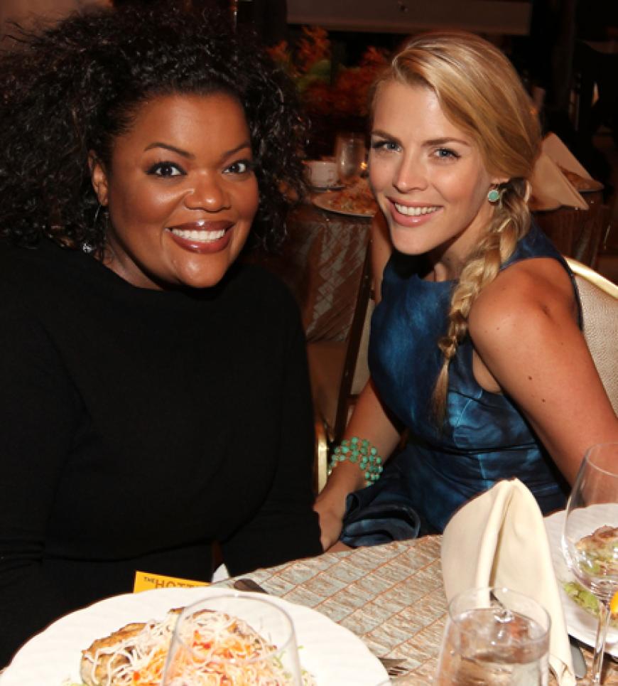 Die Schauspielerinnen Yvette Nicole Brown und Busy Phillips posierten gemeinsam