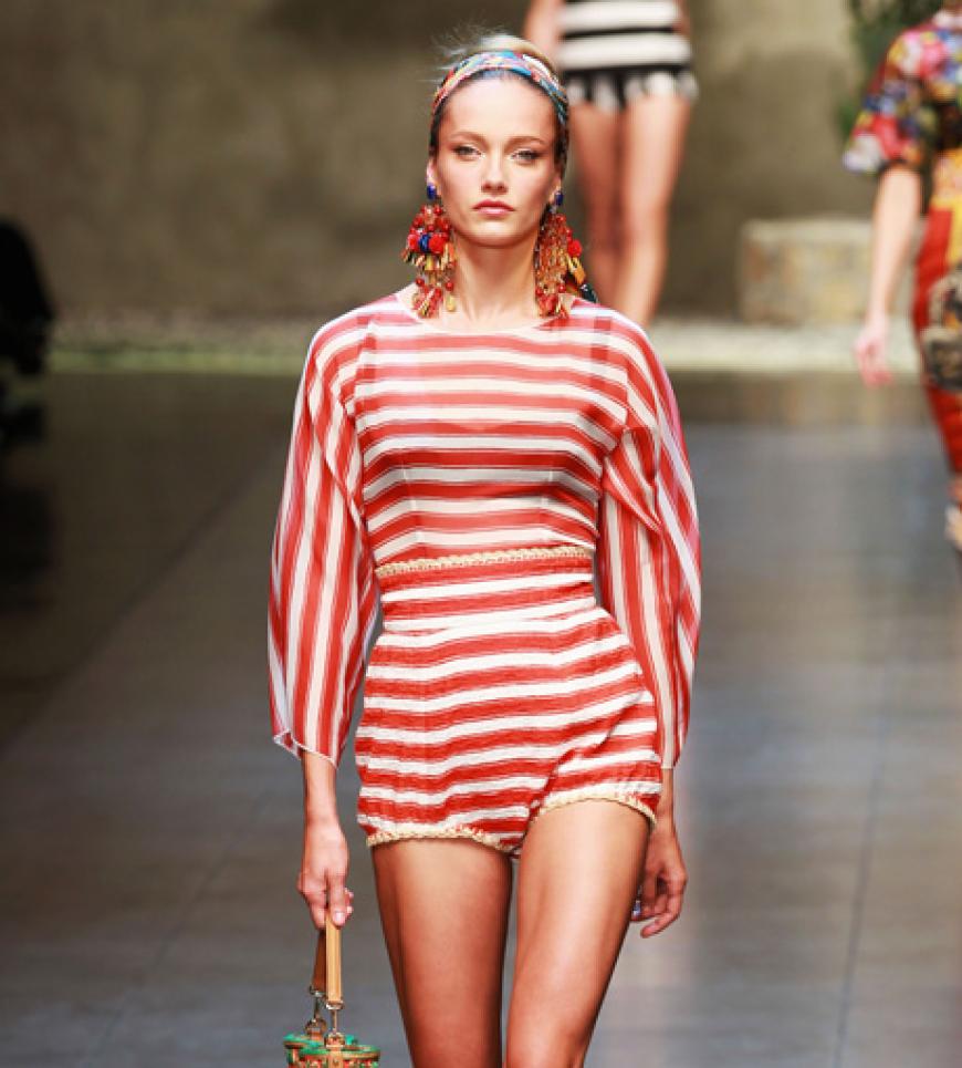 Maritime Muster sind in diesem Sommer besonders gefragt. Die rot-weißen Streifen von Dolce & Gabbana versetzen uns sofort in Sommer-Laune!
