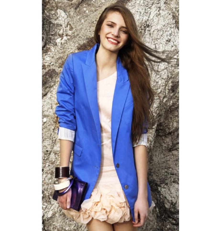 Himmelblau: Asymmetrisches Kleid von Mango, ca. 90 Euro. Oversized Blazer von Zara, ca. 80 Euro. Armreif in Kroko-Optik von
Michael ´Teperson, übrige Armreife von By Malene Birger. Metallictasche von Sequoia