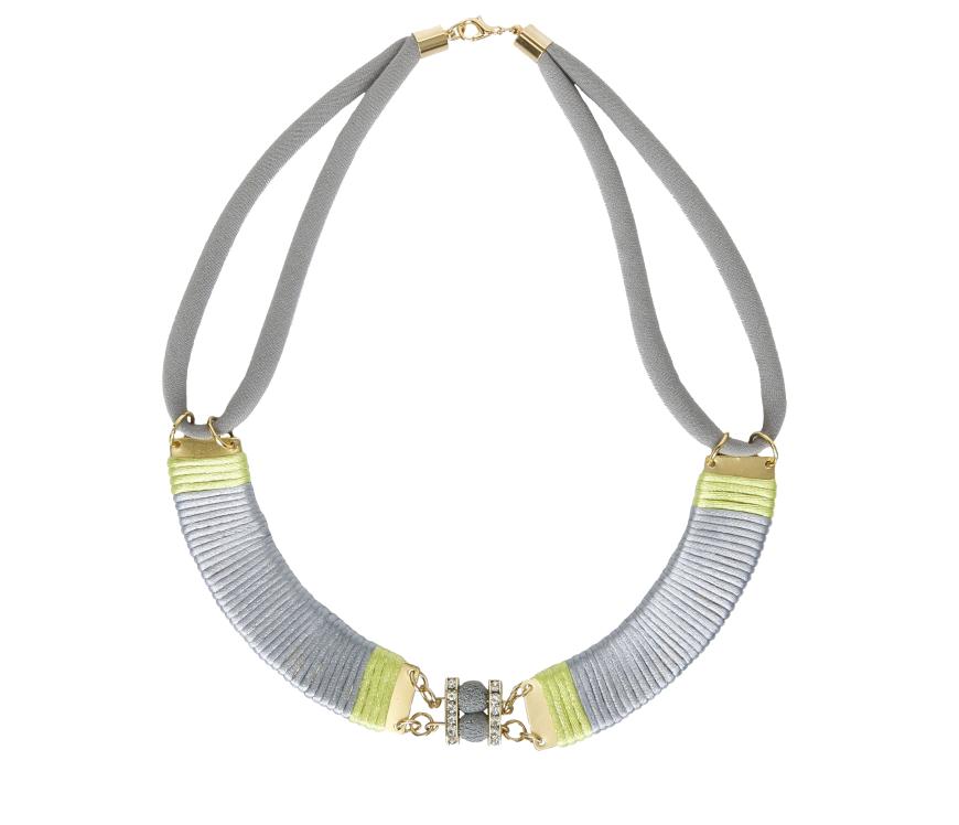 12. Juli 2012: Unschlagbar stylish zu simplen Shirts und schlichten Blusen: Statement-Kette von Ludovika van Inkpen über melovely.de, ca. 160 Euro