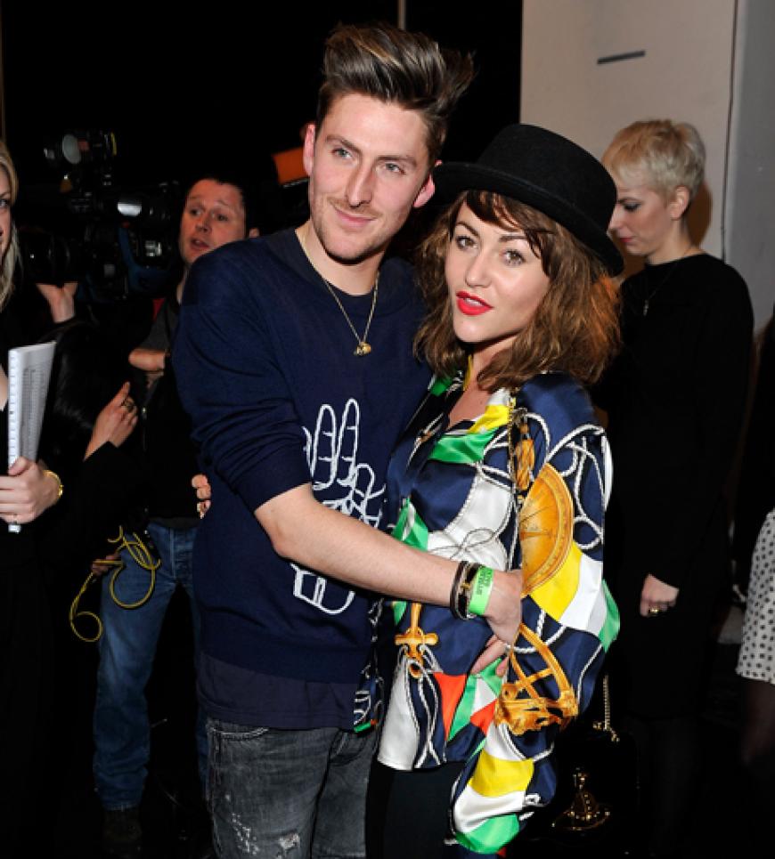 Schauspielerin Jaime Winstone posiert mit Designer Henry Holland