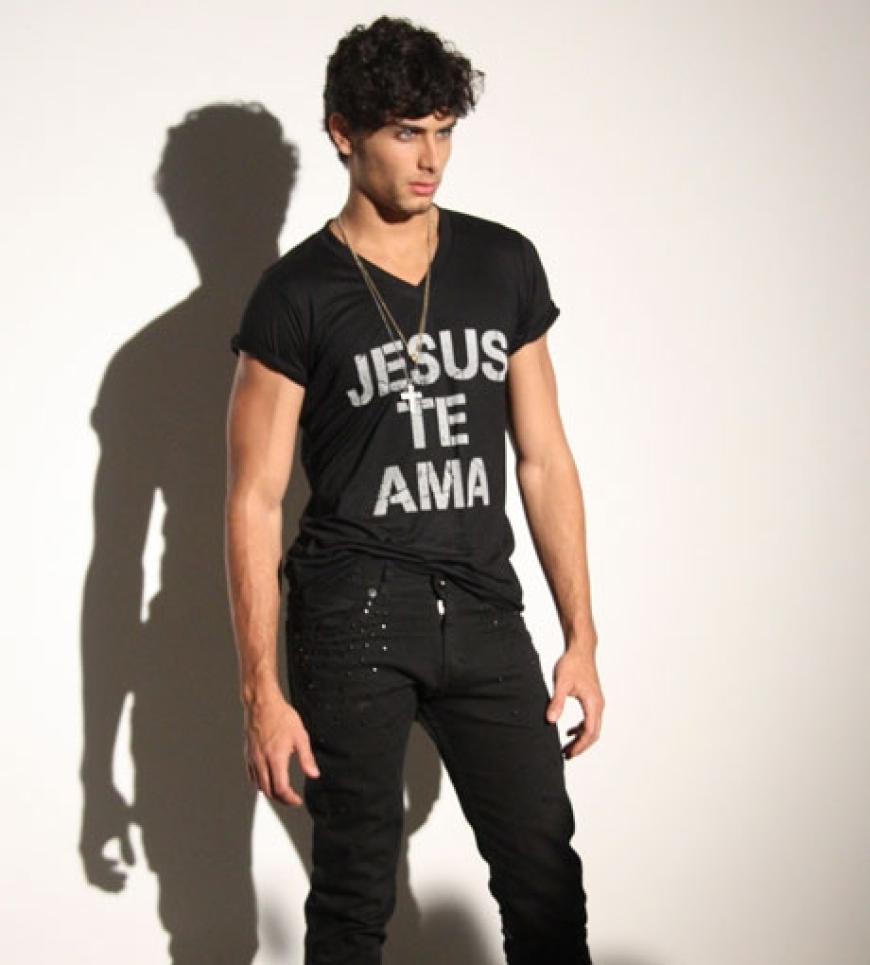 Auf seinem T-Shirt steht: