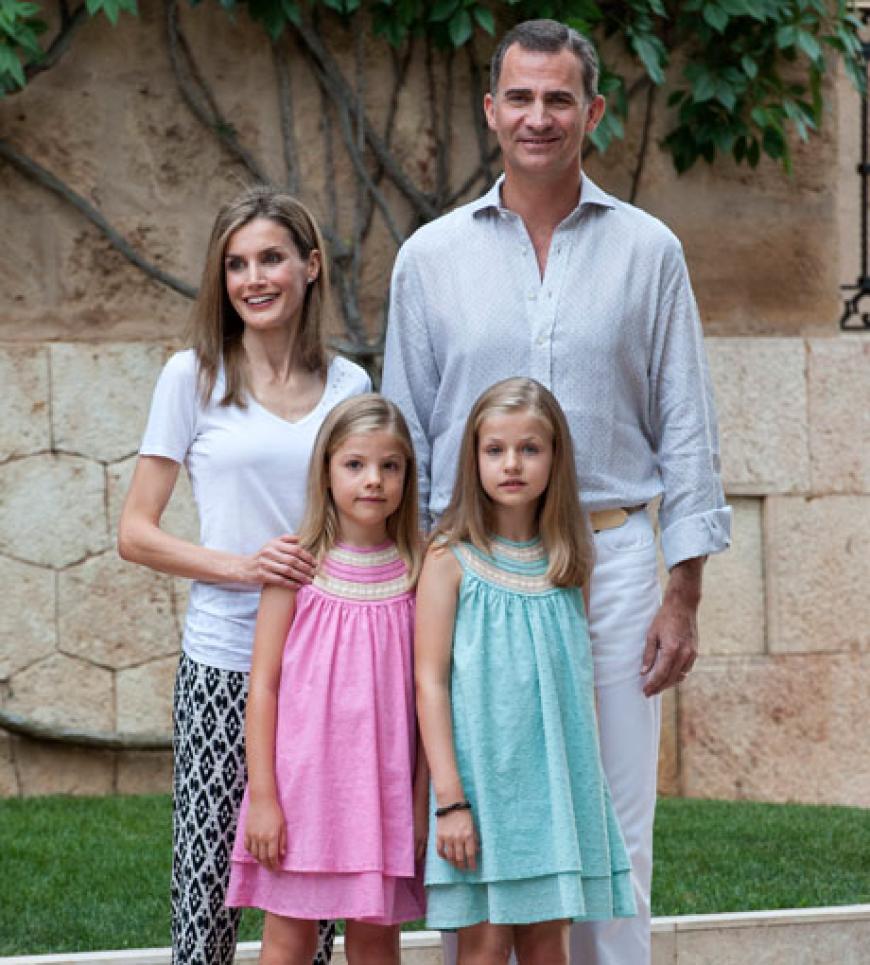 Auf Mallorca posierten Letizia und Felipe mit den Töchtern Sofia (l.) und Leonor (r.) für das alljährliche Urlaubs-Fotoshooting