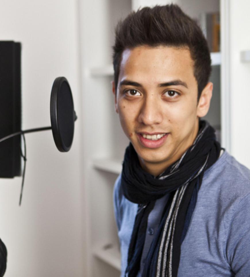 Andrew Steven Fischer hat im Studio mit seiner Stimme zu kämpfen. Kann der Kandidat die Stimm-Übungen von Moses Kompetenzteam Frank Schultz und Richard Geppert so umsetzen, dass er den Sprung in die Live-Shows schafft?