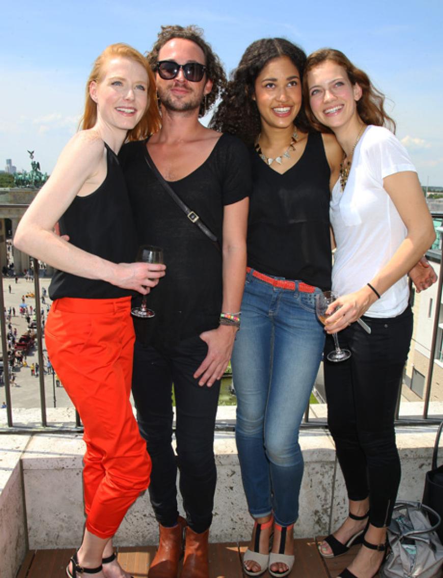 Maike van Grieken (l.), Designer Marcel Ostertag, Lovelyn Enbechi und Caroline Suenderhauf beim