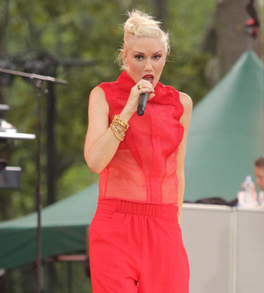 Vorsicht, hier brennt's! Sängerin Gwen Stefani ist zum lebendigen Feuerlöscher geworden!