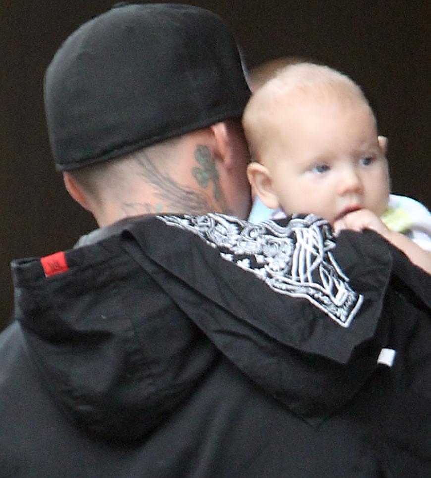 Wie süß! Diese großen Augen und der niedliche Schmollmund. Aber wessen VIP-Baby ist das wohl?