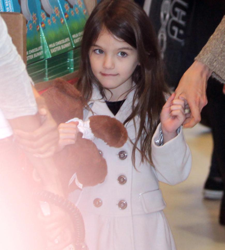 Modisch immer up-to-date: Suri bekommt schon in jungen Jahren Designerkleidung en masse