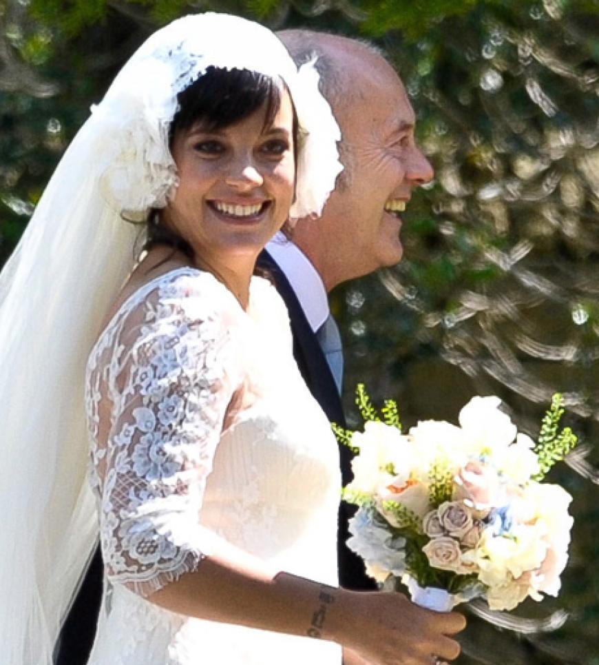 Happy End für die britische Sängerin Lily Allen. Die 26-Jährige gab am 11.06.2011 ihrem Verlobten Sam Cooper ganz romantisch das Ja-Wort