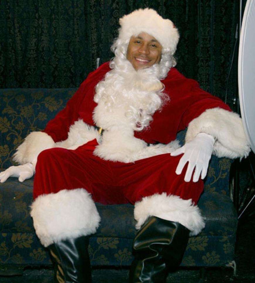 Es ist LL Cool J. Der Musiker kam selbst als Weihnachtsmann verkleidet auf eine X-Mas-Party und hatte sichtlich Spaß