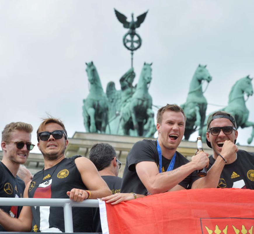 Bloß nicht werfen, Kevin! Wir wissen nicht, was Schürrle, Götze, Großkreutz und Poldi hier erblickt haben. Vielleicht Fans auf den Ampeln? Tatsächlich sind einige geklettert...
