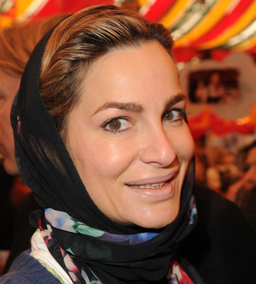 Rotkäppchen lässt grüßen: Alexandra Kamp mit eigenwilligem Kopfschmuck