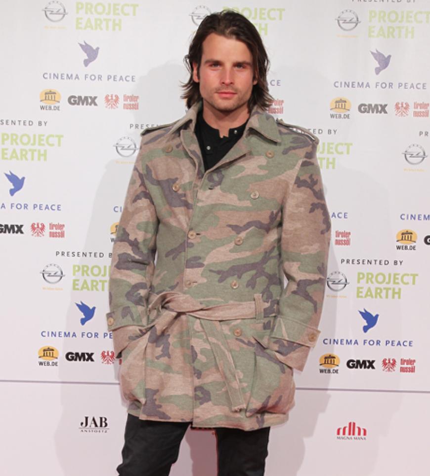 Im Military-Style zur Friedens-Gala. Ob DSDS-Jurymitglied Patrick Nuo das richtige Outfit gewählt hat?