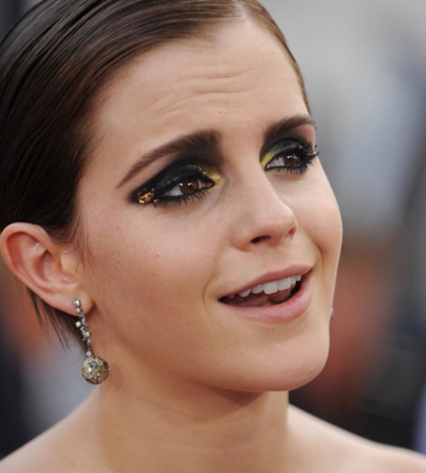 Dramatisches Make-up: Emma Watson wählte für ihren großen Auftritt in NY Smokey Eyes und kämmte ihre Haare streng nach hinten