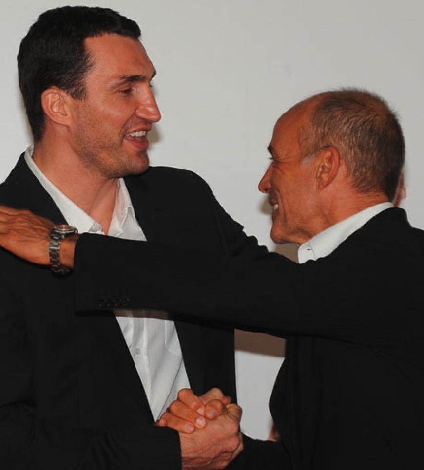 Heiner Lauterbach umarmt Wladimir Klitschko