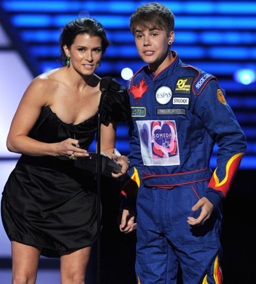 Danica Patrick und Justin Bieber auf der Bühne
