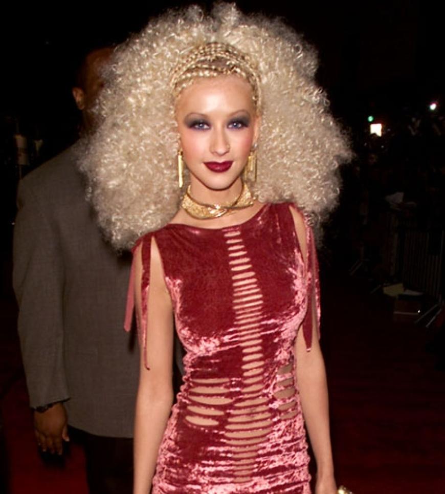 Bad-Hair-Day? Die Sängerin mit einer künstlichen Afro-Frisur und gruseligem Make-up. Das Outfit setzt dem ganzen die Krone auf