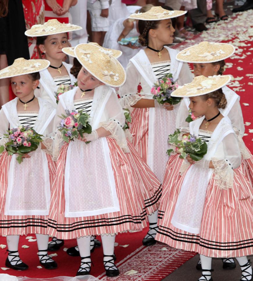 Süß! Die Blumenkinder trugen traditionelle rot-weiße Kleidchen
