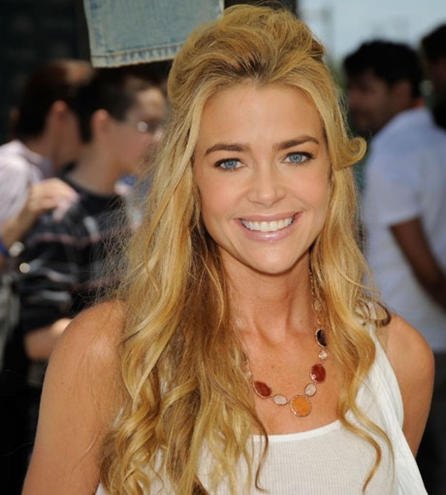 Denise Richards lächelt in die Kameras