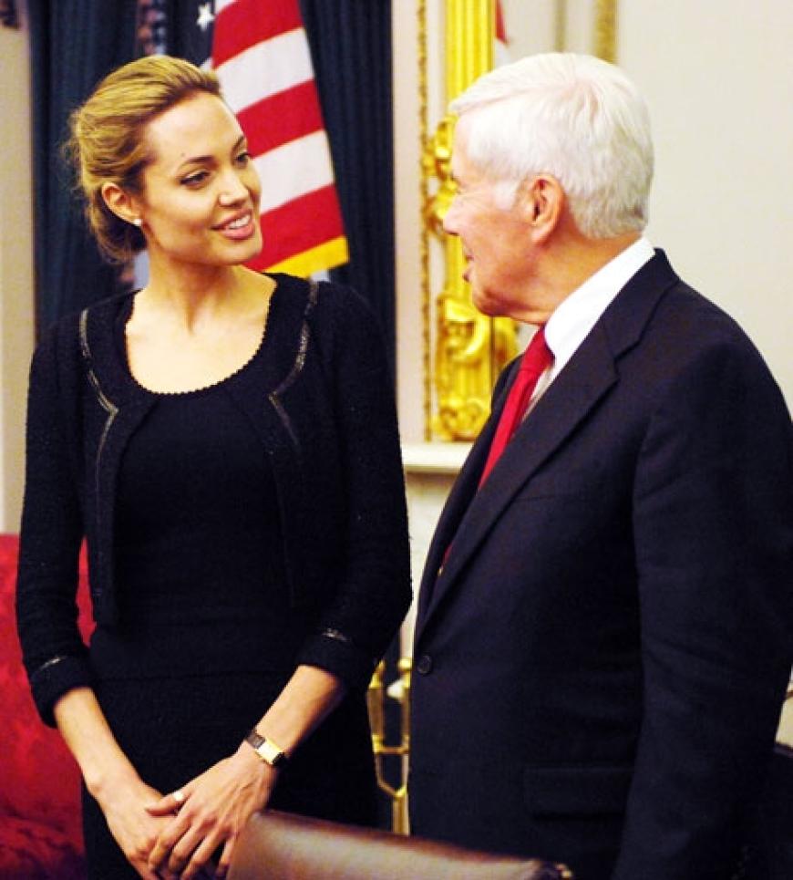 Jolie bei einem Treffen mit Sen. Dick Lugar in Washington. Thema ist die Entwicklungshilfe