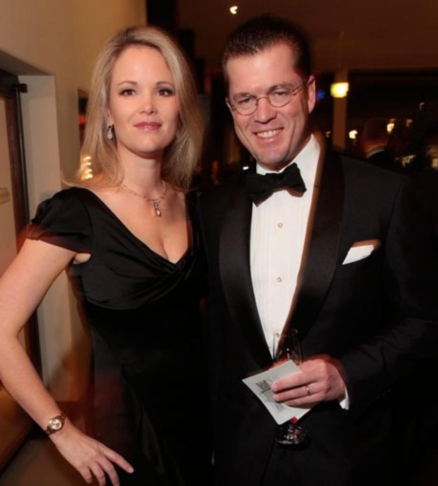 Verteidigungsminister Karl-Theodor zu Guttenberg und seine Frau Stephanie, die er auf der Loveparade kennenlernte