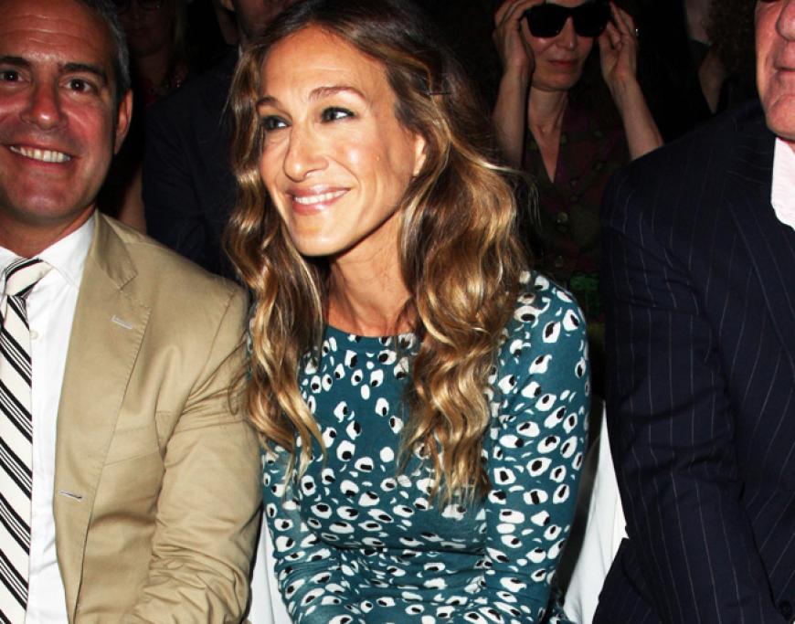 Mit von der Partie ist natürlich auch Mode-Ikone Sarah Jessica Parker. Bei der Show von Diane Von Fürstenberg saß der