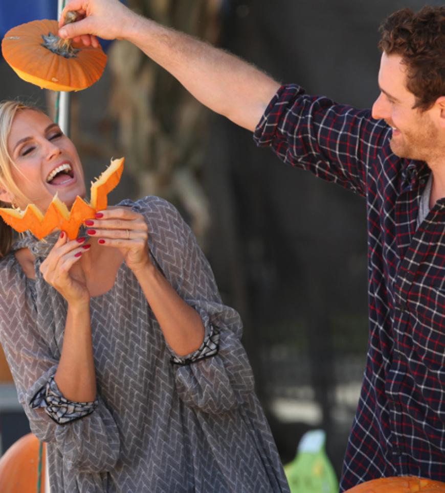 Das macht Spaß! Heidi amüsiert sich köstlich beim Kürbisausstechen in Hollywood