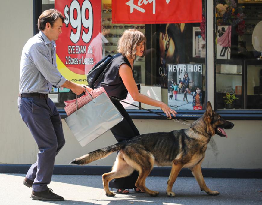 Huch, wer ist denn die Dame mit der komischen Frisur? Ja, das ist Jennifer Aniston am Filmset von