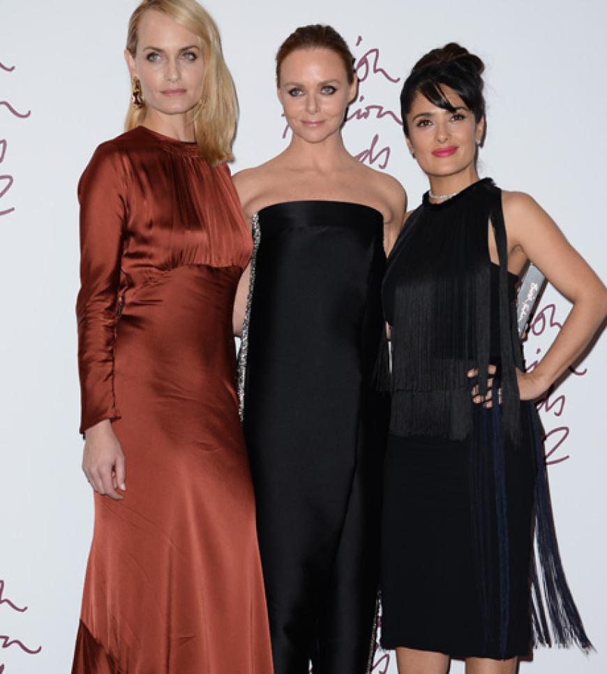 Hübsches Trio: Designerin Stella McCartney mit Hollywood-Star Salma Hayek und Schauspielerin Amber Valletta