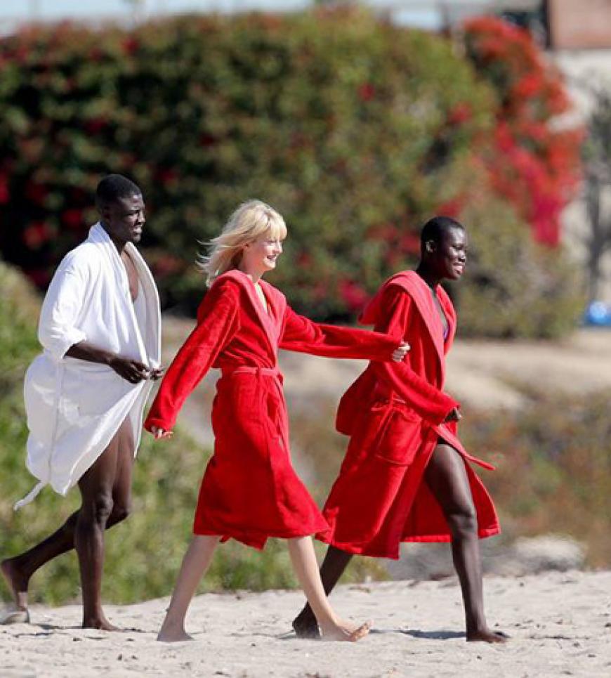 Im Bademantel geht es ab zum Strand von Malibu (Male Model, Simona, Aminata v. li.)
