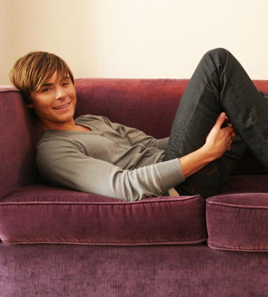 Zac Efron hat in einem Interview erklärt, dass Moderatorin Ellen DeGeneres das Vorbild für seine Frisur gewesen ist. Eine gewisse Ähnlichkeit ist wirklich nicht von der Hand zu weisen