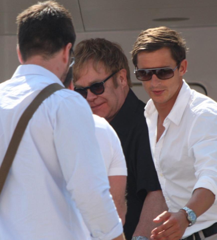 In St. Tropez (wo sich die Promis derzeit die Klinke in die Hand geben) nimmt sich Elton John eine Auszeit