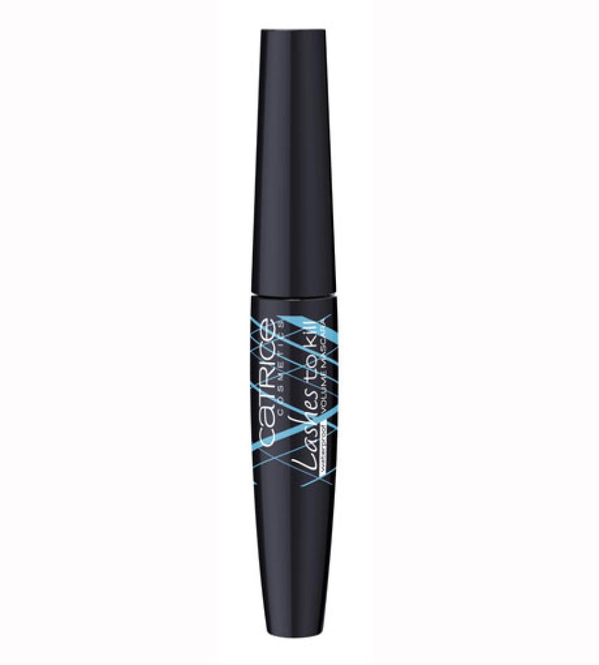 Als essentielles Finish für die dramatischen Smokey Eyes greift January zu einer Volumen Mascara und tuscht die Wimpern zwei- bis dreimal. Fertig ist der große Auftritt!