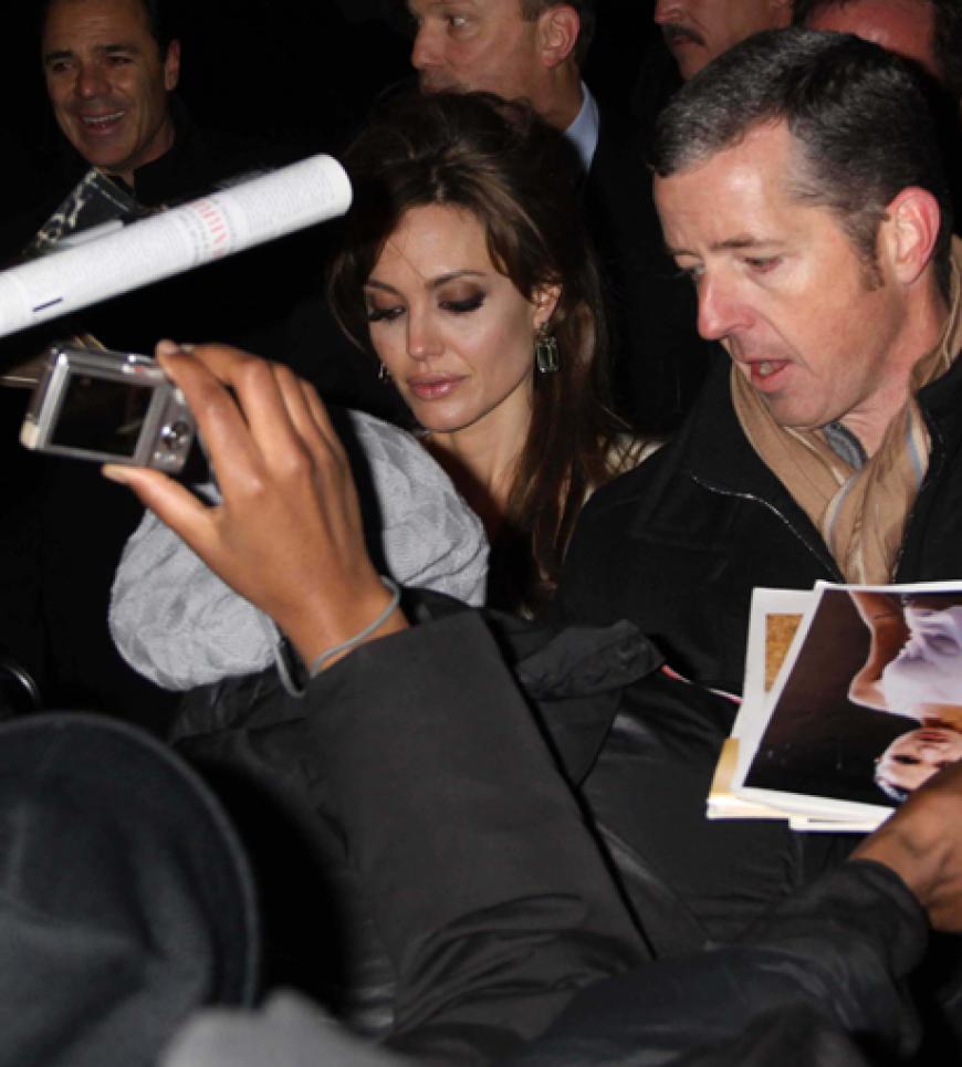 Vor dem berühmten Ziegfeld Theater warteten hunderte Fans in der Kälte, um Angelina Jolie und Brad Pitt einmal live zu erleben