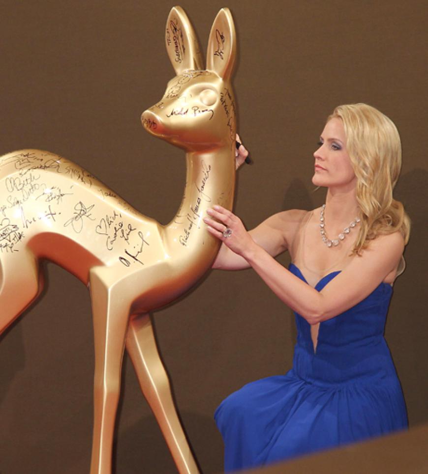 Wird später versteigert: Bambi mit Starautogrammen