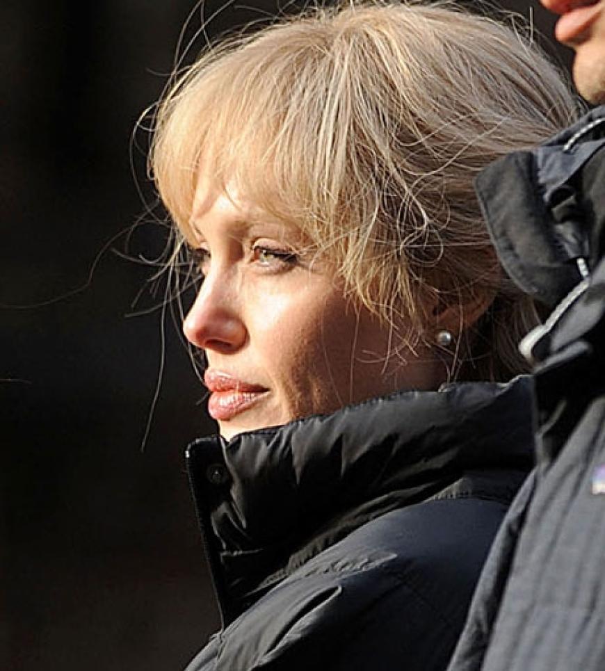 Mit blonder Perücke: Angelina Jolie in