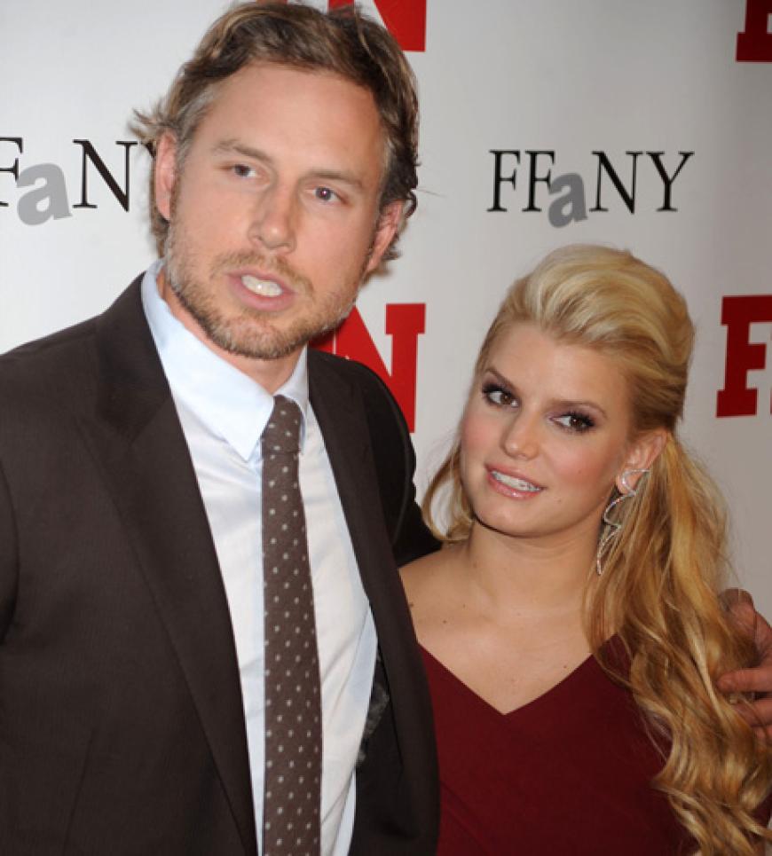 Jessica Simpson und Eric Johnson sind seit dem 1. Mai 2012 Eltern von Tochter Maxwell. Im November folgte die nächste Babynews: Angeblich soll Jessica wieder schwanger sein