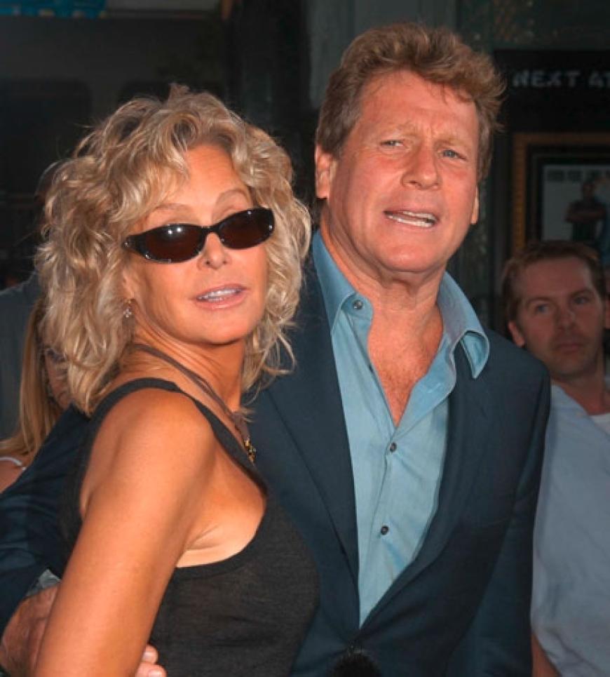 17 Jahre war Fawcett mit ihrem Kollegen Ryan O`Neal zusammen. Noch auf dem Totenbett machte er ihr einen Heiratsantrag. Doch Farrah lehnte ab. Er hatte die Schauspielerin jahrelang betrogen