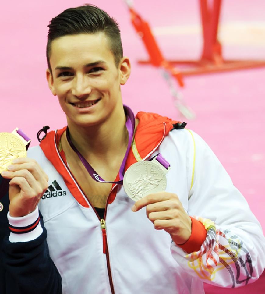 Mit seiner Silber-Medaille strahlt der 24-Jährige um die Wette