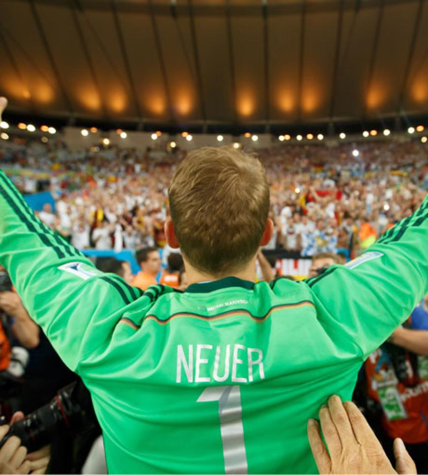 Weltmeister Manuel Neuer erhielt nach dem 1:0-Sieg den Goldenen Handschuh als bester Torhüter des Turniers. Damit hatte Manu gleich einen doppelten Grund zum Feiern