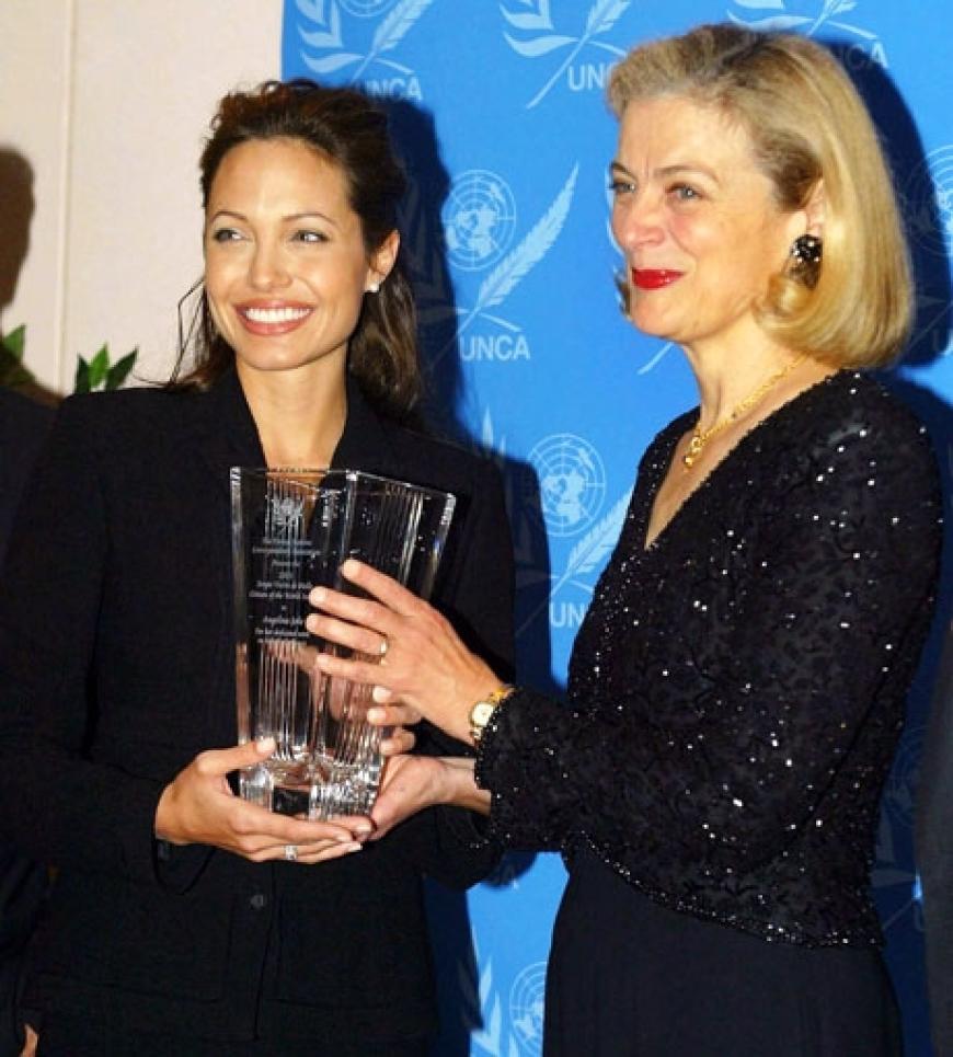 Angelina erhält am 22.10.2003 in New York aus den Händen von Nane Annan, der Frau des UN-Generalsekretärs, den