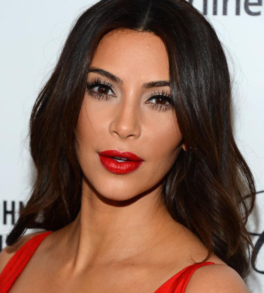 Umwerfend! Mit ihren vollen roten Lippen sieht Kim Kardashian wie eine elegante Diva aus - sexy!